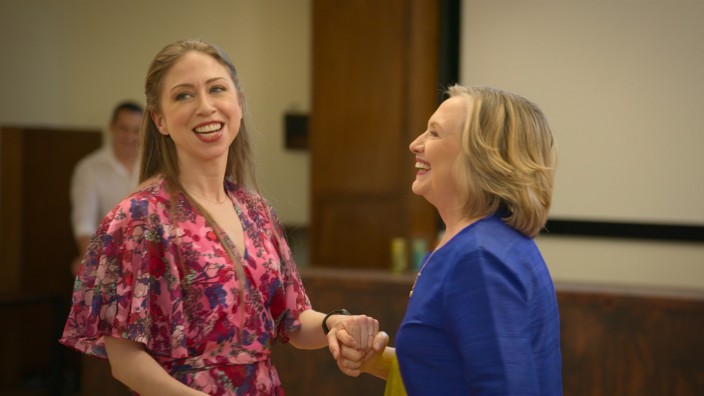 Serie von Hillary Clinton bei Apple +: Hillary Clinton und ihre Tochter Chelsea (links) in "Gutsy".