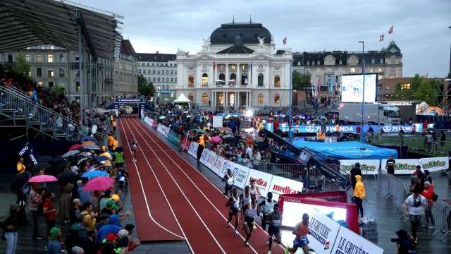 Leichtathletik: Eine Kulisse in der Kunst und Sport verschmelzen: Die 5000 Meter-Läufer mit dem Opernhaus im Hintergrund.