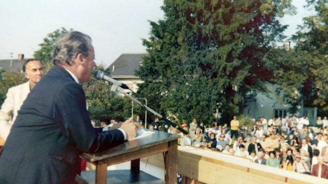 Jubiläum: Willy Brandt sprach 1976 auf der damaligen Bürgerfestwiese in Unterhaching.