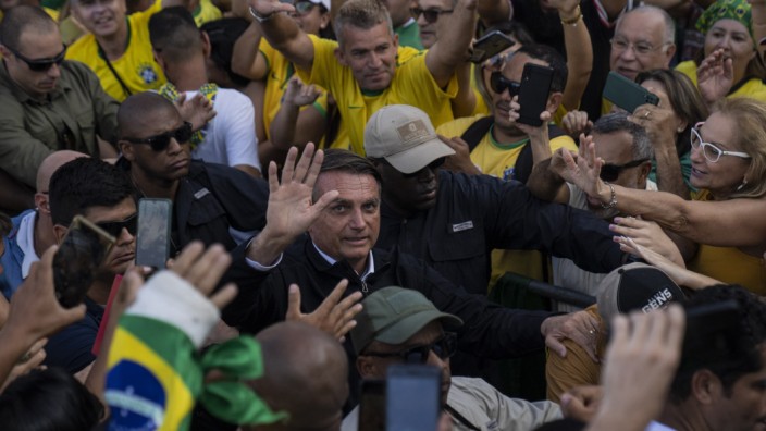 Wahlkampf in Brasilien: Zehntausende Anhänger von Jair Bolsonaro (M.) bevölkern am 7. September den Strand von Copacabana.