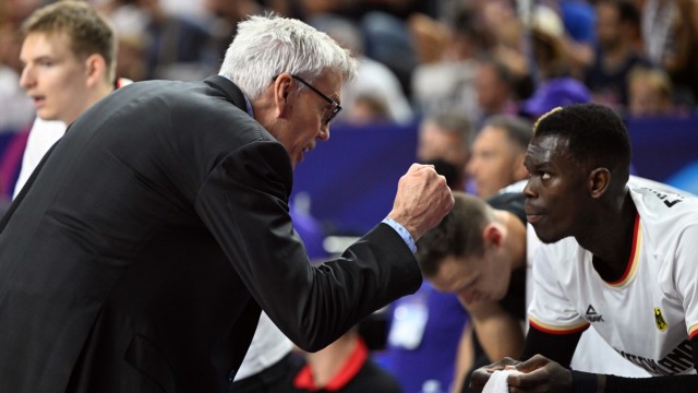 Dennis Schröder at the European Basketball Championship: After a two-hour conversation with Dennis Schröder, national coach Gordon Herbert (left) was certain that he would transfer responsibility for his team to the NBA professional.