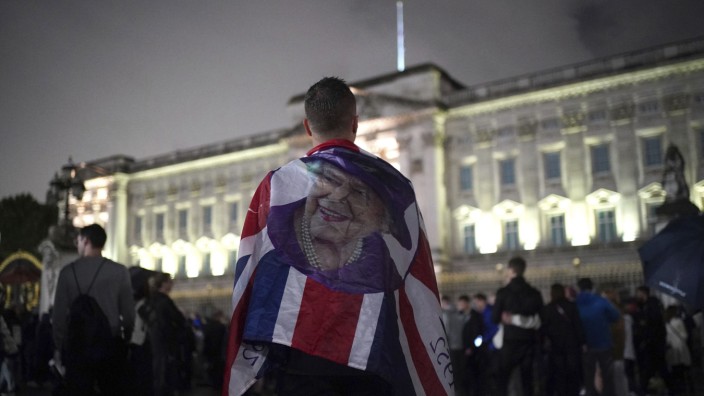 Abschied von Elizabeth II.: Menschen versammeln sich am Buckingham Palace und trauern um die verstorbene Königin Elizabeth II.