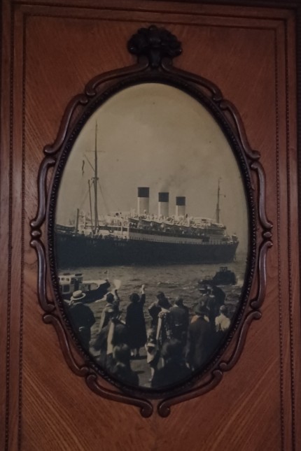 Übernachten im Schiffshotel: Im Festsaal hängen Bilder aus der Zeit, als der Dampfer in Betrieb war.