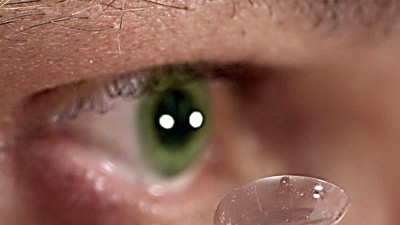 Kontaktlinsen: Träger weicher Kontaktlinsen sind besonders durch Keratitis gefährdet.
