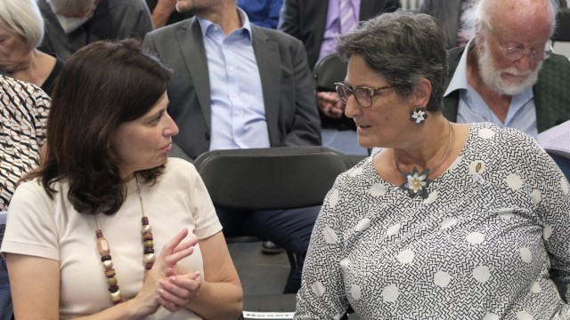 Fliegerhorst Fürstenfeldbruck: Die israelische Generalkonsulin Carmela Shamir (links) mit der Vorsitzenden des Historischen Vereins, Ulrike Bergheim.