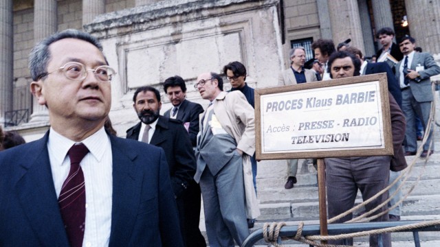 Deutsch-französische Beziehungen: Bittere Wahrheiten: Der Verteidiger von Klaus Barbie, Jacques Vergès, vor dem Gerichtsgebäude im Jahr 1987. Helmut Kohl hätte den Prozess gegen den "Schlächter von Lyon" gern verhindert.