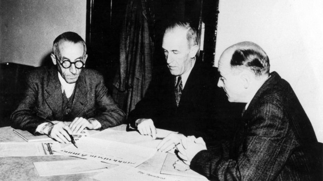 1945: Die drei Lizenzträger der Süddeutschen Zeitung, Herbst 1945: August Schwingenstein, Edmund Goldschagg, Franz Josef Schöningh (von links). Schöninghs NS-Vergangenheit war damals noch unbekannt.
