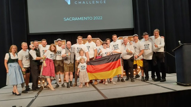 Dachauer bei Metzger-WM: Mit einer großen (Fan-)Delegation feiert das deutsche Metzger-Team in Kalifornien.