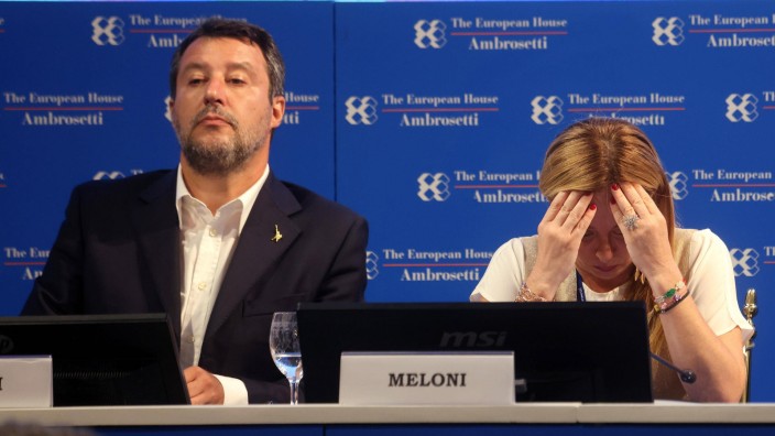 Italien vor der Wahl: Giorgia Meloni (r.) und ihre "Achillesferse" Matteo Salvini bei einem Wirtschaftsforum in Cernobbio. Sie gibt sich moderat, er bleibt ein ausgesprochener Putin-Fan.