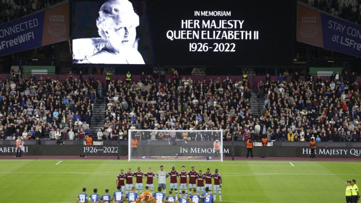 Queen Elizabeth und der Fußball: Schweigeminute beim Heimspiel: Szene vor dem Spiel zwischen West Ham und Bukarest.