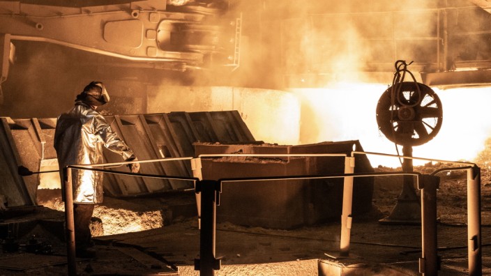 Ukraine: Von vier Hochöfen ist bei Arcelormittal derzeit nur einer in Betrieb - auf Sparflamme.