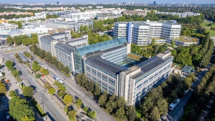 Immobilien: Wacker Chemie verlässt den riesigen Bau mit 48 000 Quadratmetern Nutzfläche in Neuperlach. Die neue Zentrale im Werksviertel ist nicht einmal halb so groß.