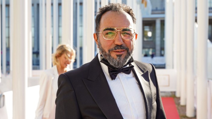 SZ-"Formsache": Schauspieler Adnan Maral, 54, ist in Frankfurt aufgewachsen und lebt in der Nähe des Ammersees. Er spielte in "Türkisch für Anfänger" und "Die Wilden Kerle" mit, derzeit ist er in "Die Känguru-Verschwörung" im Kino zu sehen.