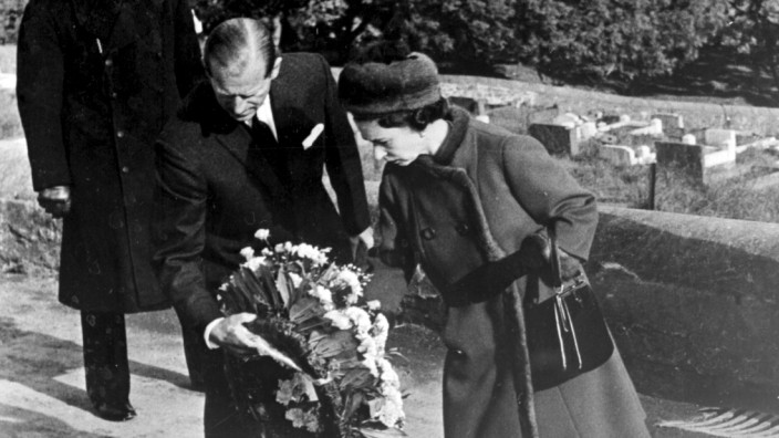 Großbritannien: 1966, in Aberfan, Wales: Elizabeth und ihr Mann trauern um 144 Menschen. Die Halde eines Bergwerks war auf den Ort gestürzt.