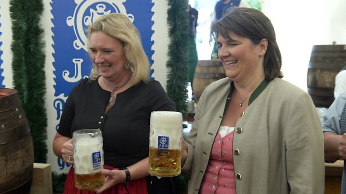 Landtagswahl: Kerstin Schreyer (links) und Claudia Köhler, die beiden Abgeordneten von CSU und Grünen aus Unterhaching, wollen beide wieder in den Landtag. Wer wird bei der Wahl in einem Jahr mehr Prozente haben?
