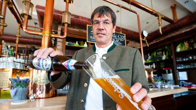 Brauereien im Landkreis Ebersberg: Erich Schweiger von der gleichnamigen Brauerei in Markt Schwaben sorgt sich, dass es bald Probleme mit dem Befüllen der Bierflaschen geben könnte.