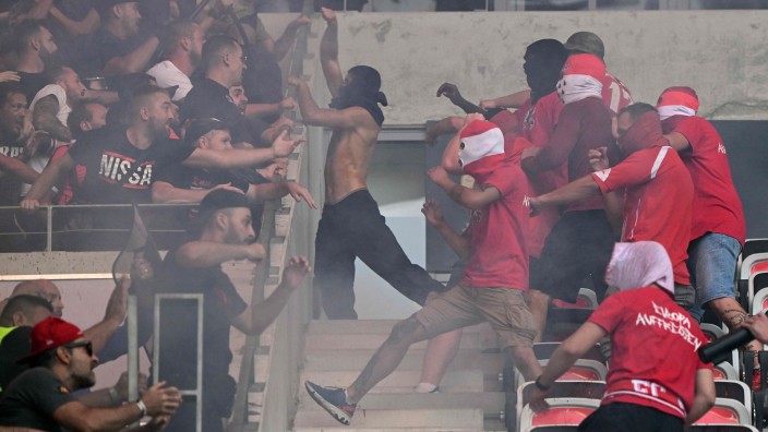 1.FC Köln in der Conference League: Szene der Randale im Stadion: Kölner Fans greifen den Nizza-Block an.