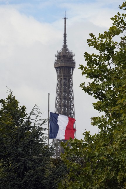 Tod der Queen: Eine "Liebhaberin Frankreichs" sei Elizabeth gewesen, schreibt Libération. Die französische Flagge am Außenministerium ist auf halbmast gezogen, im Hintergrund der Eiffelturm.