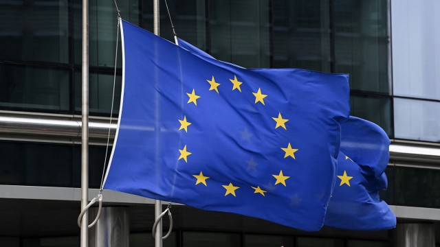 Tod der Queen: Auch die EU-Flagge am Brüsseler Kommissionsgebäude ist auf halbmast.