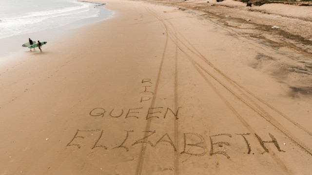 Tod der Queen: Im südafrikanischen Durban erinnert ein Schriftzug im Sand an die verstorbene britische Monarchin.