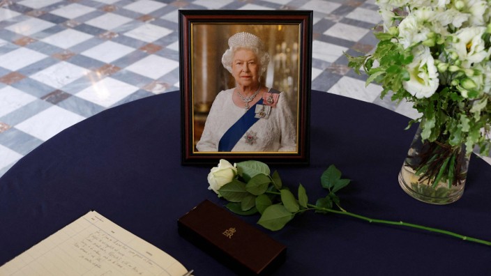 Tod der Queen: Das Kondolenzbuch, in das sich auch Frankreichs Staatspräsident Emmanuel Macron eingetragen hat.