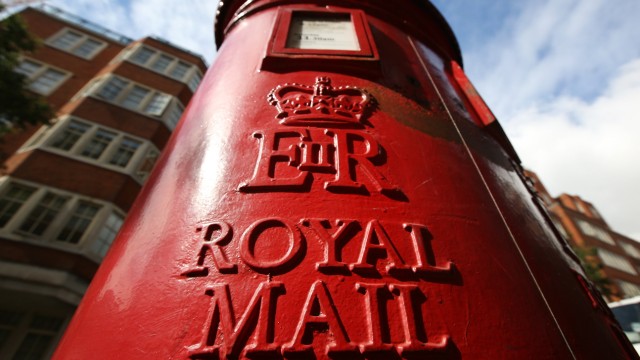 Insignien des Königs: Sie sind fast so berühmt wie die roten Telefonzellen: die Briefkästen der Royal Mail, hier ein Exemplar in London mit dem Monogramm von Elizabeth II.