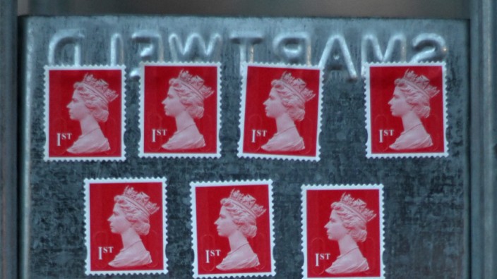 Insignien des Königs: Nach dem Tod der Queen hat jemand einen Satz Briefmarken aus der Machin-Serie an ein Geländer nahe Buckingham Palace geklebt - dabei sind die Wertzeichen weiterhin gültig.