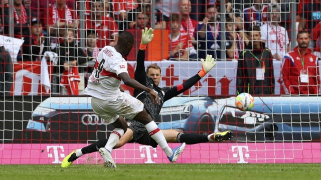 FC Bayern: Self-confident, also from the point: Serhou Guirassy overcomes Manuel Neuer on the penalty kick to make it 2-2.