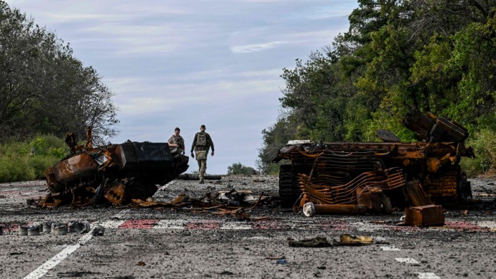 Krieg in der Ukraine: Die Offensive der Ukraine hinterlässt zerstörtes russisches Kriegsgerät, wie hier auf einer Straße nahe Balaklija in der Region Charkiw.