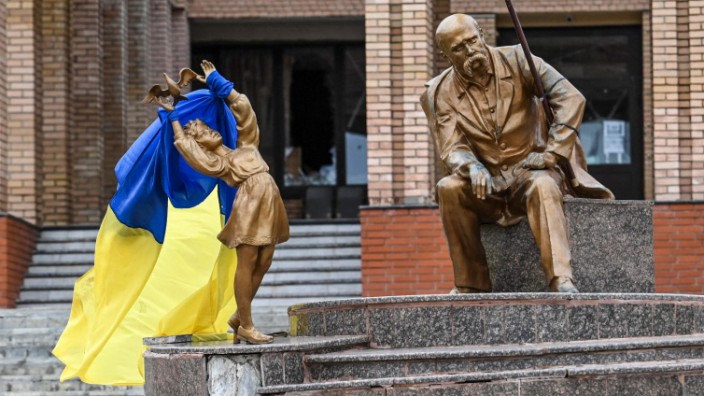 Krieg in der Ukraine: Ukrainische Flaggen zieren seit Kurzem die Statuen auf einem Platz in Balaklija, Region Charkiw