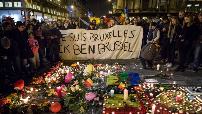 Terrorprozess in Brüssel: Die Anschläge sind bis heute ein großes Trauma für das kleine Land. In Brüssel trauerten Passanten damals um die vielen Toten.