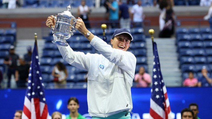 US-Open-Siegerin Iga Swiatek: Iwa Swiatek mit dem Pokal - in New York war die Polin die beste Tennisspielerin.