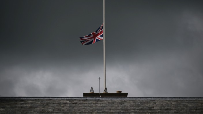 Großbritannien: Auf Halbmast hängt der Union Jack auch auf Schloss Hillsborough in Nordirland.