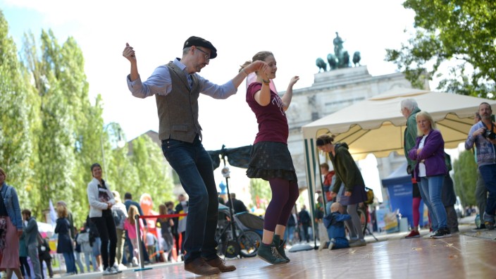 Straßenfestival auf Ludwig- und Leopoldstraße: Swing Tanzen vor dem Siegestor.