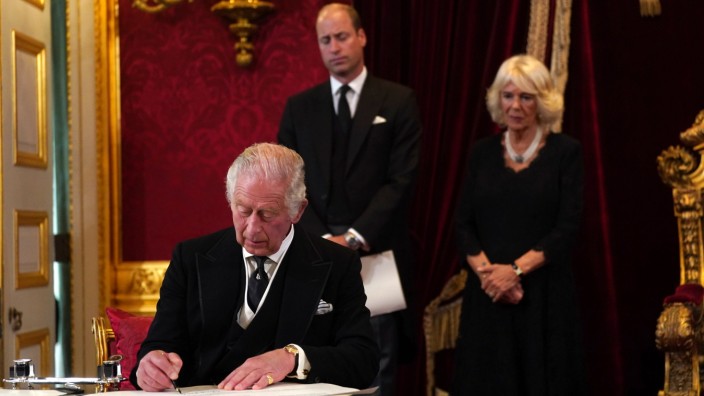 Proklamation: Prinz William und Königsgemahlin Camilla in Begleitung von Königs Charles III. vor dem Accession Council.