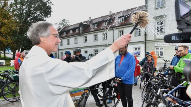 Autofreier Sonntag in Fürstenfeldbruck: Pfarrer Wolfgang Huber segnet die Radler und ihre Fahrzeuge.