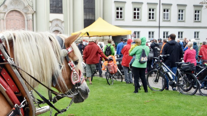 Autofreier Sonntag in Fürstenfeldbruck: Zahlreiche Radler und auch ein Pferdegespann ließen sich im Kloster Fürstenfeld von Dekan Wolfgang Huber segnen.