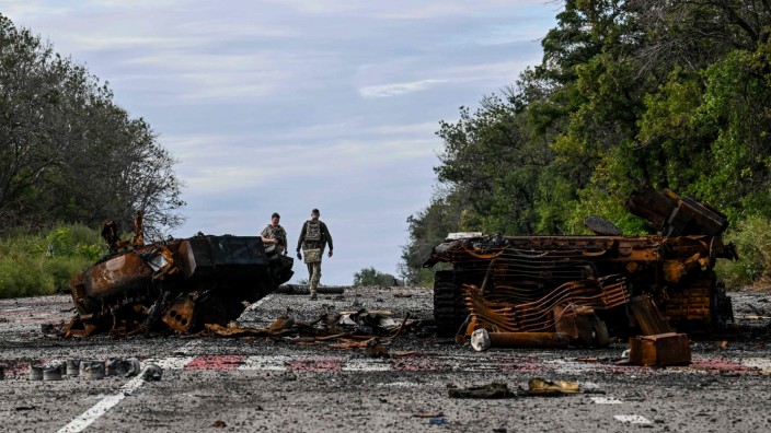 SZ am Abend: Zerstörte russische Militärfahrzeuge in Balakliya, in der Region Charkiw.