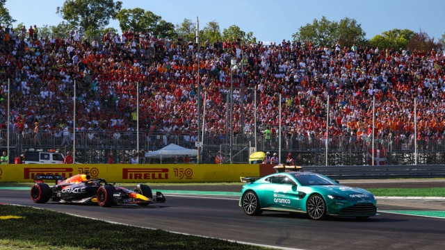 Formel 1: Begleitung bis ins Ziel: Max Verstappen rollt hinter dem Safety Car.
