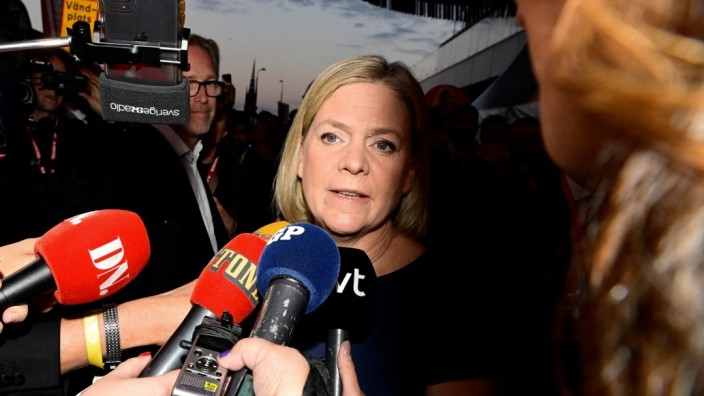Parlamentswahl: Magdalena Andersson hat für die Sozialdemokraten die Wahl gewonnen. Doch der Vorsprung ihres Bündnisses ist laut Prognosen knapp.