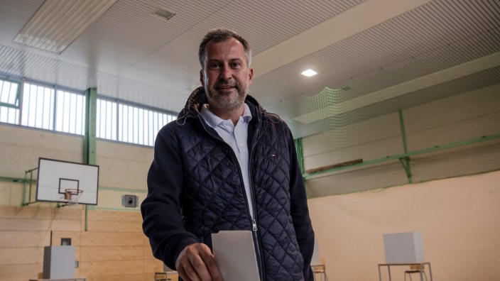 OB-Wahl in Cottbus 2022: SPD-Kandidat Schick bei der Stimmabgabe