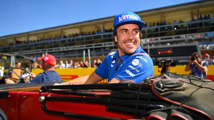 Fernando Alonso in der Formel 1: Kürzlich in Monza: Fernando Alonso lässt sich bei der Fahrerparade über die Strecke kutschieren und hat sichtlich Spaß dabei.