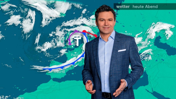 ZDF-Wettermoderator Özden Terli: Özden Terli steht vor einem vertrauten Wetter-Bild, aber was er mitunter über die Ursachen für das Wetter sagt, ist anders als der vertraute Wetterbericht.