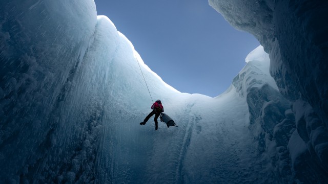 Dokumentarfilm "Into the Ice" im Kino: Ab in die Tiefe: Alun Hubbard seilt sich in eine Gletschermühle ab.