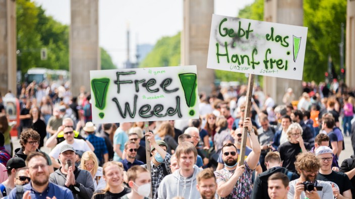 Demonstration für Legalisierung von Cannabis am Brandenburger Tor