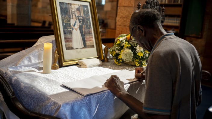 Trauerarbeit: Auch in der St. John's Cathedral in Bulawayo, Simbabwe, haben Menschen die Möglichkeit, sich in ein Kondolenzbuch einzutragen, um Abschied von der Queen zu nehmen.