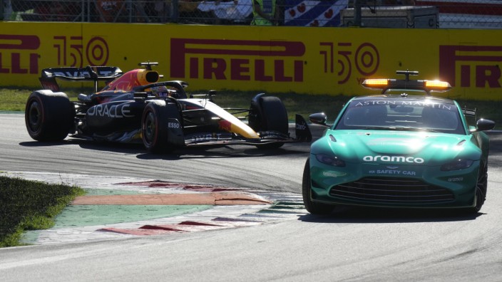 Formel 1: Bis zum Schluss ein Rennen fahren? Beim nächsten Mal wieder. Max Verstappen (links) rollt hinter dem Safety Car zum Sieg in Monza.