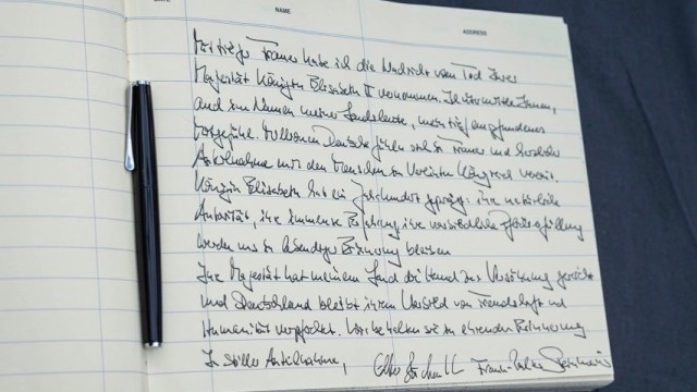 Beerdigung von Queen Elizabeth II.: Kondolenzbuch-Eintrag von Bundespräsident Frank-Walter Steinmeier, unterzeichnet "in stiller Anteilnahme".