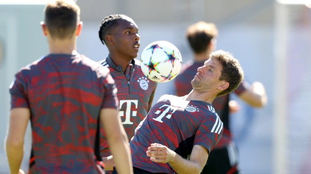 FC Bayern without Lewandowski: "We usually have four offensive players up front who can play in all positions"says Bayern's Thomas Müller (right).