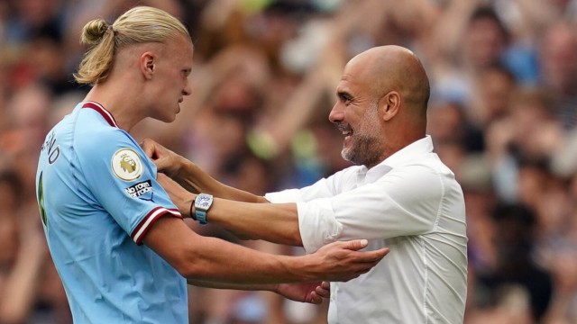 FC Bayern without Lewandowski: amazed at the value of the real nine: ManCity coach Pep Guardiola (right) with his new miracle striker Erling Haaland.